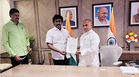 சேலம் நாடாளுமன்ற தொகுதி எம்பியான எஸ்.ஆர்.பார்த்திபன் இன்று டெல்லியில், மத்திய உருக்குத்துறை அமைச்சர் ராம் சந்திர பிரசாத் சிங்கை நேரில் சந்தித்தார்.  அருகில் சேலம் உருக்காலையின் இதர பிற்படுத்தப்பட்ட பணியாளர்கள் நலச்சங்க பொதுச்செயலாளர் ஆர்.குமார்.