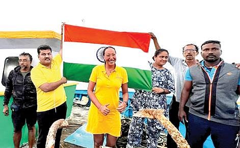 பாக் ஜலசந்தி கடல் பகுதியில் நீந்திய சுஜேத்தா. (வலது) பாக் ஜலசந்தி கடல் பகுதியை நீந்தி சாதனை படைத்த சுஜேத்தாவுக்கு வரவேற்பு அளிக்கப்பட்டது.