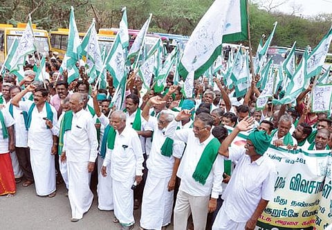 தருமபுரி மாவட்டம் ஒகேனக்கல்லில் தமிழக விவசாயிகள் சங்கம் சார்பில் ஆர்ப்பாட்டம் நடந்தது.