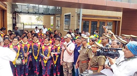 ஓசூர் வந்த எல்லைப் பாதுகாப்பு படை மகளிர் அணிக்கு வரவேற்பு அளித்த ஓசூர் மக்கள் சங்கத்தினர். படம்:  ஜோதி ரவிசுகுமார்.