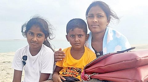 தனுஷ்கோடி அருகே மணல் தீடையில் தியோரி மற்றும் குழந்தைகள் எஸ்தர், மோசஸ்.