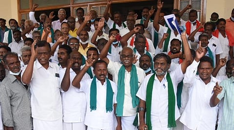 தஞ்சாவூர் மாவட்ட ஆட்சியரகத்தில் இன்று காலை தொடங்கிய விவசாயிகள் குறைதீர் நாள் கூட்டத்தில் வெளிநடப்பு செய்த விவசாயிகள்.