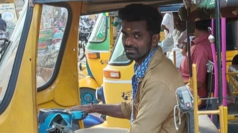 காவலர் தேர்வில் தேர்ச்சி பெற்ற ஆட்டோ ஓட்டுநர் கந்தன்