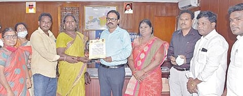 திருநங்கை ஜெ.தாட்சாயிணிக்கு கோடுவெளி ஊராட்சி செயலர் பணிக்கான ஆணையை, திருவள்ளூர் ஆட்சியர் ஆல்பி ஜான் வர்கீஸ் வழங்கினார். இந்நிகழ்வில், மாவட்ட ஊரக வளர்ச்சி முகமை திட்ட இயக்குநர் ஜெயக்குமார் உள்ளிட்டோர் உடனிருந்தனர்.