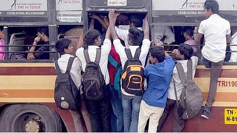 பேருந்து படிக்கட்டில் தொங்கியபடி சாகசப் பயணம்: மாணவர்களுக்கு அறிவுரை கூறி அனுப்பிய போலீஸார்