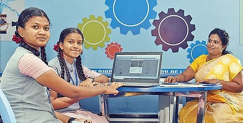 குறுங்கோள்களை கண்டறிந்த கோவை ஒத்தக்கால்மண்டபம் அரசு மேல்நிலைப்பள்ளி மாணவிகள் ர.ஸ்வேதா, பி.பிரமீஷா. உடன், ஆசிரியர் சாய்லட்சுமி. படம்:ஜெ.மனோகரன்