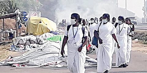 பணிக்குச் செல்லும் தற்காலிக மருத்துவப் பணியாளர்கள்.