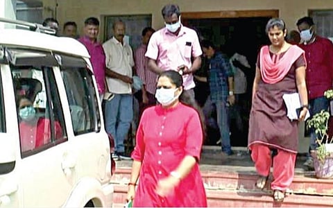 விருதுநகரில் உள்ள சிபிசிஐடி அலுவலகத்தில் விசாரணையை முடித்துவிட்டு வந்த  எஸ்.பி. முத்தரசி. உடன் டிஎஸ்பிக்கள் சரவணன் மற்றும் வினோதினி.