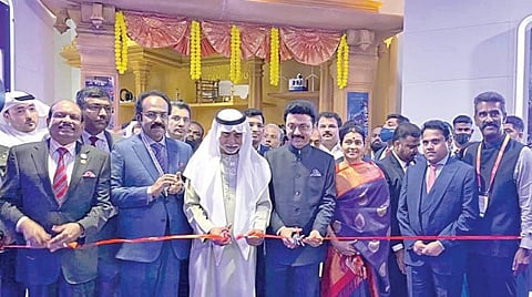 துபாய் உலக தொழில் கண்காட்சியில் அமைக்கப்பட்டுள்ள தமிழக அரங்கினை முதல்வர் மு.க.ஸ்டாலின் திறந்து வைத்தார். உடன் அமீரக அமைச்சர் ஷேக் நஹ்யான் பின் முபராக் அல் ரஹ்யான், தமிழக அமைச்சர் தங்கம் தென்னரசு உள்ளிட்ட உயர் அலுவலர்கள்.