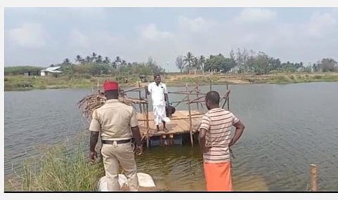 மது குடிப்போரின் வசதிக்காக ஆற்றில் மிதவை விட்ட மதுக்கடை உரிமையாளர் - அகற்றும் நடவடிக்கையில் புதுச்சேரி காவல்துறை