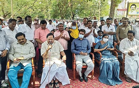 வேலூர் பெரியார் பூங்காவில் 75-வது சுதந்திர திருநாள் அமுதப்பெருவிழா புகைப்பட கண்காட்சியை அமைச்சர் துரைமுருகன் தொடங்கி வைத்தார். அருகில், மாவட்ட ஆட்சியர் குமாரவேல் பாண்டியன், நாடாளுமன்ற உறுப்பினர் கதிர் ஆனந்த், சட்டப்பேரவை உறுப்பினர் கார்த்திகேயன், மாநகராட்சி மேயர் சுஜாதா உள்ளிட்டோர். படம்: வி.எம்.மணிநாதன்.