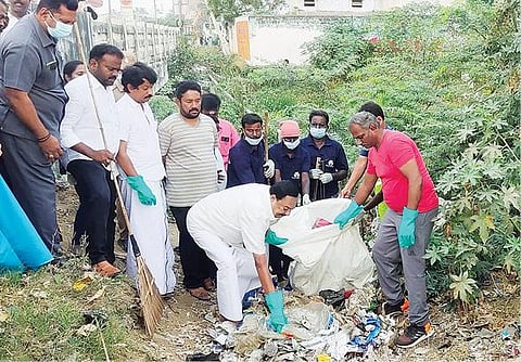 ராணிப்பேட்டையில் பிளாஸ்டிக் குப்பை அகற்றும் பணியை நேற்று தொடங்கி வைத்த அமைச்சர் ஆர்.காந்தி. அருகில், ஆட்சியர் பாஸ்கர பாண்டியன் உள்ளிட்டோர்.