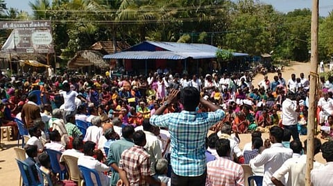 ஜம்புக்கல் மலையை மீட்கக் கோரி விவசாயிகள் காத்திருப்பு போராட்டம்: அதிகாரிகள் பேச்சுவார்த்தை