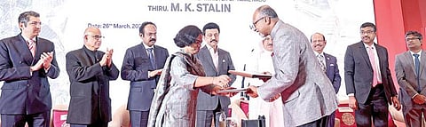 துபாயில் நேற்று நடைபெற்ற முதலீட்டாளர்கள் சந்திப்பில் முதல்வர் மு.க.ஸ்டாலின் முன்னிலையில் டிரான்ஸ்வேல்டு குழுமத்துடன் ரூ.1,000 கோடிக்கு புரிந்துணர்வு ஒப்பந்தம் மேற்கொள்ளப்பட்டது. உடன் அமைச்சர் தங்கம் தென்னரசு, ஐபிபிசி தலைவர் சுரேஷ்குமார், லுலு குழும தலைவர் எம்.ஏ.யூசுப் அலி உள்ளிட்டோர்.