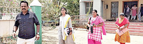 பாலியல் வன்கொடுமை வழக்கு விசாரணைக்காக விருதுநகர் சிபிசிஐடி அலுவலகத்தில் இருந்து புறப்பட்டுச் செல்லும் சிறப்புப் புலனாய்வு பிரிவு அதிகாரி வினோதினி. உடன் சிபிசிஐடி போலீஸார்.