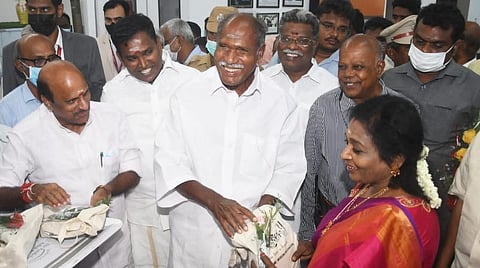 ஹைதராபாத்திலிருந்து புதுச்சேரிக்கு விமானத்தில் வந்த ஆளுநர் தமிழிசையை முதல்வர் ரங்கசாமி வரவேற்றார் | படங்கள்:  எம். சாம்ராஜ்