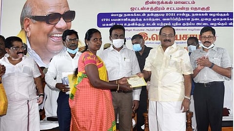 ஒட்டன்சத்திரத்தில் நடந்த நிகழ்ச்சியில் நலத்திட்ட உதவிகளை வழங்கிய அமைச்சர் அர.சக்கரபாணி. 