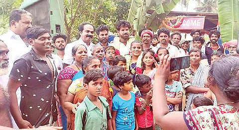 புதுக்கோட்டை மாவட்டம் கீரமங்கலம் அருகே அறிவொளி நகர் நரிக்குறவர் வீட்டு திருமண விழாவில் கலந்துகொண்ட அமைச்சர் மெய்யநாதன்.