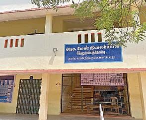 தஞ்சாவூர் மாவட்டம் ஆம்பலாப்பட்டில் உள்ள இலுப்பைத்தோப்பு அரசு மேல்நிலைப் பள்ளி. (அடுத்தபடம்) பிளஸ் 2 மாணவர்களுக்கு வழங்கப்பட்ட பரிசு அறிவிப்பு துண்டுப் பிரசுரம்.