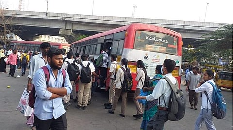 ஓசூர் பேருந்து நிலையத்தில் ஓசூர் - பெங்களூரு இடையே இயக்கப்பட்ட கர்நாடகா அரசு பேருந்துகளில் பயணம் செய்ய அலைமோதிய பயணிகள் கூட்டம். | படங்கள்: ஜோதி ரவிசுகுமார்