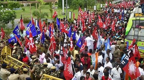 மத்திய அரசைக் கண்டித்து திருச்சியில் நடந்த ஆர்ப்பாட்டத்தில் பங்கேற்ற தொழிற்சங்கத்தினர் | படம்: எம்.ஸ்ரீநாத்