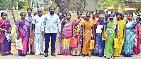 நகைக்கடன் தள்ளுபடி கேட்டு திருநெல்வேலி ஆட்சியர் அலுவலகத்துக்கு மனு அளிக்க வந்த வன்னிக்கோனேந்தல் மக்கள். 								      படம்: மு.லெட்சுமி அருண்