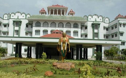 பழநி பள்ளிவாசல் மயான பராமரிப்பு பணிக்கு போலீஸ் பாதுகாப்பு வழங்க உயர் நீதிமன்றம் உத்தரவு
