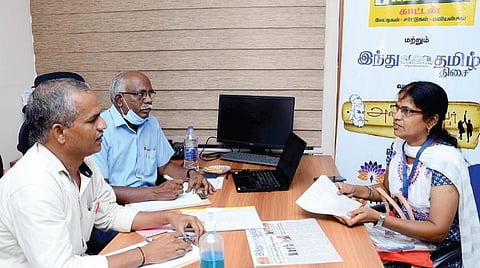 ஆசிரியர்களிடம் நேர்காணல் நடத்தும் நடுவர்கள். படங்கள்: க.பரத்