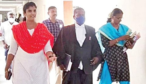 விருதுநகர் இளம்பெண் பாலியல் வன்கொடுமை வழக்கில் கைதான  ஹரிஹரன் உள்ளிட்ட 4 பேரை காவலில் எடுத்து விசாரிக்க அனுமதி கோரி வில்லிபுத்தூரில் உள்ள வன்கொடுமைத் தடுப்பு நீதிமன்றத்துக்கு மனுத் தாக்கல் செய்ய வந்த சிபிசிஐடி சிறப்புப் புலனாய்வு அதிகாரி டிஎஸ்பி வினோதினி, இன்ஸ்பெக்டர் சாவித்திரி.
