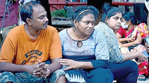 சென்னை ராயப்பேட்டை அரசு மருத்துவமனையில் சிறுவனின் உடலைப் பெற சோகத்துடன் காத்திருந்த பெற்றோர் வெற்றிவேல், ஜெனிபர்.