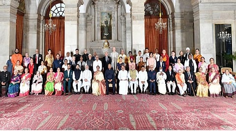 கல்யாண் சிங், நடிகர் விக்டர் பானர்ஜி உட்பட 74 பேருக்கு பத்ம விருதுகள் வழங்கினார் குடியரசு தலைவர்
