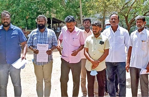 தூத்துக்குடி பாத்திமாநகர் பகுதியில் நேற்று முன்தினம் இரவில் திடீர் போராட்டத்தில் ஈடுபட்ட மக்களிடம் பேச்சுவார்த்தை நடத்திய போலீஸார். (அடுத்த படம்) தூத்துக்குடி எஸ்பி அலுவலகத்தில் மனு அளிக்க வந்த ஸ்டெர்லைட் எதிர்ப்பு மக்கள் கூட்டமைப்பை சேர்ந்தவர்கள்.