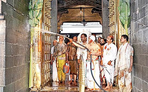 கோயில் ஆழ்வார் திருமஞ்சனத்தையொட்டி திருப்பதி ஏழுமலையான் கோயில் முழுவதும் நேற்று வாசனை திரவியத்தால் சுத்தம் செய்யப்பட்டது.