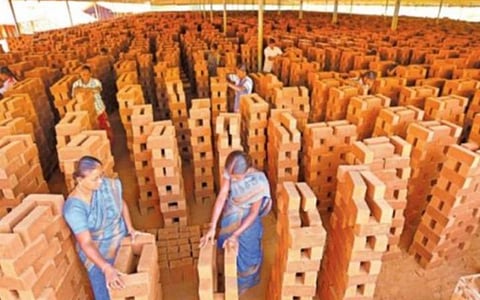 ஆம்பூர் அருகே விதிமுறைகளை மீறி செயல்படும் செங்கல் சூளை உரிமையாளர்கள் மீது நடவடிக்கை எடுக்க வேண்டும்: பொதுமக்கள் வலியுறுத்தல்