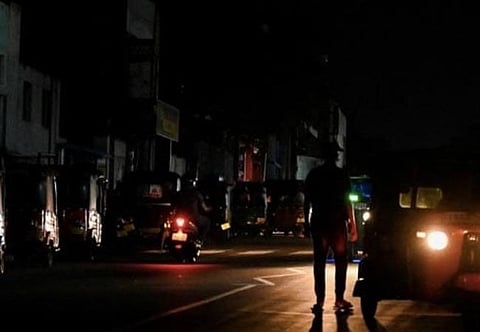 பொருளாதார நெருக்கடி | மின் பற்றாக்குறை காரணமாக இருளில் மூழ்கிய இலங்கை தெருக்கள்