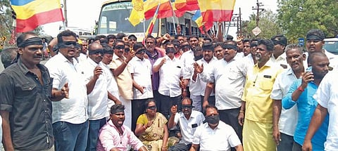 கடலூரில்  சாலை மறியல் போராட்டத்தில் ஈடுபட்ட பாமகவினர்.