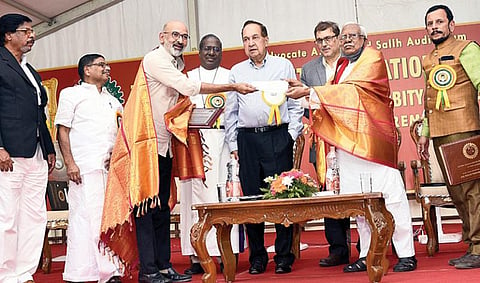 சென்னையில் நேற்று நடைபெற்ற விழாவில், அரசியல், பொதுவாழ்வில் நேர்மைக்கான காயிதே மில்லத் விருது வரலாற்று அறிஞர் இர்பான் ஹபீப் மற்றும் சம்யுக்தா கிசான் மோர்சா அமைப்புக்கு வழங்கப்பட்டது. இந்த நிகழ்ச்சியில், இந்து குழும வெளியீட்டுப் பிரிவு இயக்குநர் என்.ராம், காயிதே மில்லத் கல்வி மற்றும் சமூக அறக்கட்டளைப் பொதுச் செயலர் எம்.ஜி.தாவூத் மியாகான், ஓய்வுபெற்ற நீதிபதி ஹரிபரந்தாமன், எஸ்.கே.எம். அமைப்பின் உறுப்பினர் ஹன்னான் முல்லாஹ், ப்ரண்ட்லைன் செய்திப் பிரிவு (டெல்லி) தலைவர் வெங்கடேசன் ராமகிருஷ்ணன், காயிதே மில்லத் கல்லூரி இயக்குநர் அ.ரஃபி,  பேராயர் தேவசகாயம் உள்ளிட்டோர் கலந்துகொண்டனர்.