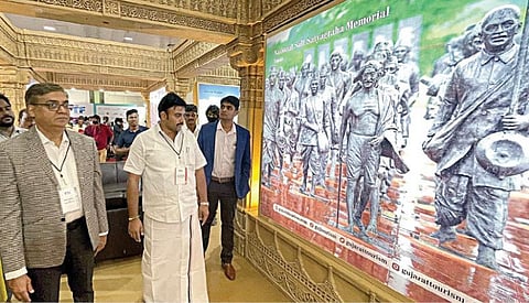 சென்னை நந்தம்பாக்கத்தில் உள்ள  வர்த்தக மையத்தில் நேற்று ‘பயணம் மற்றும் சுற்றுலா கண்காட்சி’யை திறந்துவைத்துப் பார்வையிட்டார் சுற்றுலாத் துறை அமைச்சர் மா.மதிவேந்தன். உடன், சுற்றுலா வளர்ச்சிக் கழக இயக்குநர்  சந்தீப் நந்தூரி, இந்திய சுற்றுலாத் துறையின் மண்டல இயக்குநர் முகமது ஃபாரூக் உள்ளிட்டோர்.படம்: பு.க.பிரவீன்