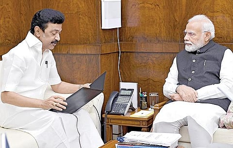 டெல்லியில் பிரதமர் நரேந்திர மோடியை அவரது அலுவலகத்தில் முதல்வர் மு.க.ஸ்டாலின் நேற்று சந்தித்துப் பேசினார். அப்போது தமிழகத்தின் வளர்ச்சித் திட்டங்கள் உள்ளிட்ட பல்வேறு கோரிக்கைகள் அடங்கிய மனுவை பிரதமரிடம் அளித்தார்.