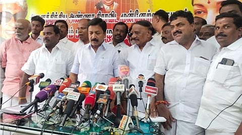 விழுப்புரத்தில் முன்னாள் அமைச்சர் சிவி சண்முகம் செய்தியாளர்களிடம் பேசுகிறார்.