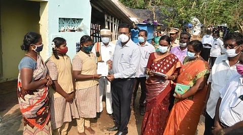 மாணவிகளுக்கு சாதிச் சான்றிதழல் வழங்கும் மாவட்ட ஆட்சியர்