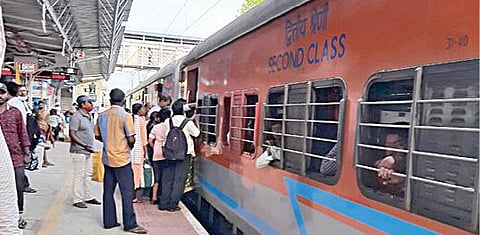 திருவள்ளூர் ரயில் நிலையத்தில் நின்று சென்ற கோவை விரைவு ரயிலில் பயணிகள் ஏறிக் கொண்டனர்.