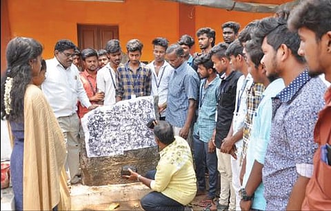 கிருஷ்ணகிரி அரசு அருங்காட்சியகத்தில் அரசு கல்லூரி மாணவர்களுக்கு கல்வெட்டு படியெடுத்து, பொருள்கொள்வது குறித்து பயிற்சி அளிக்கப்பட்டது.