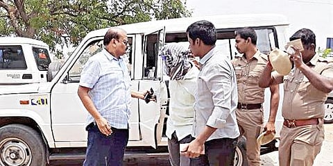விருதுநகர் அரசு மருத்துவமனையில் சிகிச்சை பெற்ற பிறகு மீண்டும் சிபிசிஐடி அலுவலகத்துக்கு அழைத்து வரப்படும் ஹரிஹரன்.
