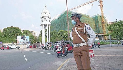 இலங்கையில் நேற்று மாலை 6 மணி முதல் ஊரடங்கு அமல் செய்யப்பட்டுள்ளது. இதன்காரணமாக தலைநகர் கொழும்பில் பாதுகாப்பு அதிகரிக்கப்பட்டு முக்கிய சந்திப்புகளில் போலீஸார் சோதனை நடத்தி வருகின்றனர்.