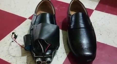அசாம் சிறுவன் கர்மாகர் பார்வையற்றோர் நலனுக்காக வடிவமைத்துள்ள ஸ்மார்ட் ஷூ.