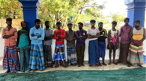 கைது செய்யப்பட்டு, விசாரணைக்காக இலங்கை மயிலிட்டி துறைமுகத்தில் காத்திருந்த ராமேசுவரம் மீனவர்கள் 12 பேர்.