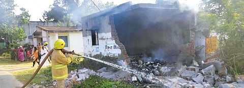 கடலூர் அருகே உள்ள இரண்டாயிரம்விளாகம் கலையூர் சாலையில், சிலிண்டர் வெடித்து இடிந்த வீட்டில் தீயை அணைக்கும் பணியில் ஈடுபட்ட தீயணைப்புத் துறையினர்.