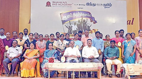 கோவையில் நேற்று நடைபெற்ற ’ஆளப் பிறந்தோம்’ வழிகாட்டு நிகழ்ச்சியில் மாவட்ட ஆட்சியர் ஜி.எஸ்.சமீரன், மாவட்ட காவல் கண்காணிப்பாளர் வெ.பத்ரிநாராயணன், இந்துஸ்தான் கல்வி நிறுவனங்களின் நிர்வாக அறங்காவலர் சரஸ்வதி கண்ணையன், சங்கர் ஐஏஎஸ் அகாடமியின் இயக்குநர் எஸ்.டி. வைஷ்ணவி, முதன்மை பயிற்றுநர் எஸ்.சந்திரசேகர், ‘இந்து தமிழ் திசை’ முதன்மை உதவி ஆசிரியர் செல்வ புவியரசன் ஆகியோர் பங்கேற்றனர். அப்போது, சங்கர் ஐஏஎஸ் அகாடமியின் கோவை மையம் தொடங்கி 10 ஆண்டுகள் நிறைவையொட்டி, அங்கு பயிற்சி பெற்று டிஎன்பிஎஸ்சியால் நடத்தப்பட்ட பல்வேறு தேர்வுகளில் இதுவரை வெற்றிபெற்றவர்களுக்கு விருது வழங்கி கவுரவிக்கப்பட்டது. படங்கள்: ஜெ.மனோகரன்