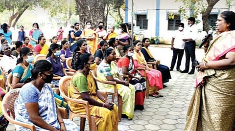 சமூகத்திலிருந்து பள்ளியை விலக்கி வைக்கக் கூடாது!